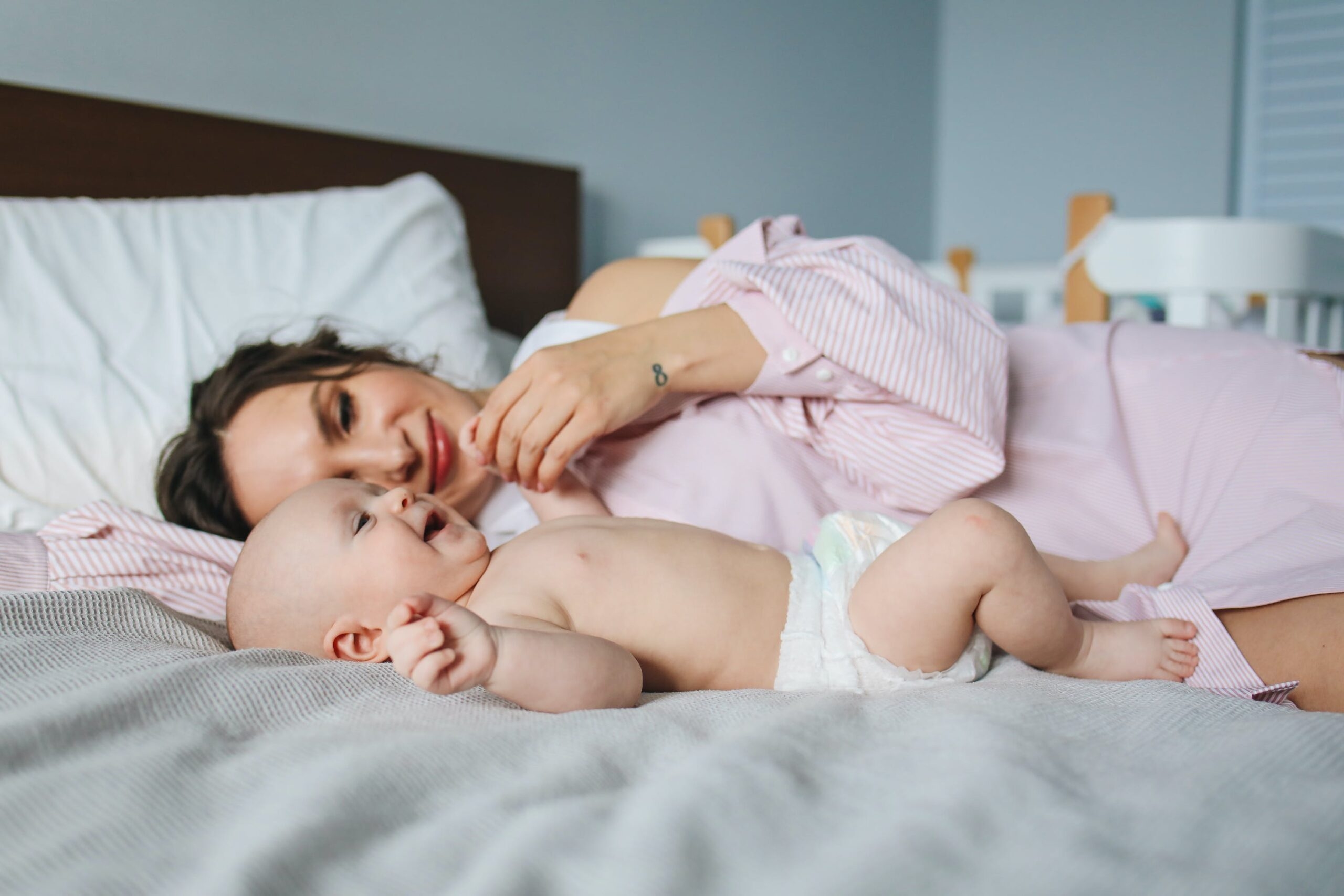 Mama i beba na slici. Kriza identiteta nakon porođaja. Da li sam ja sada samo mama?