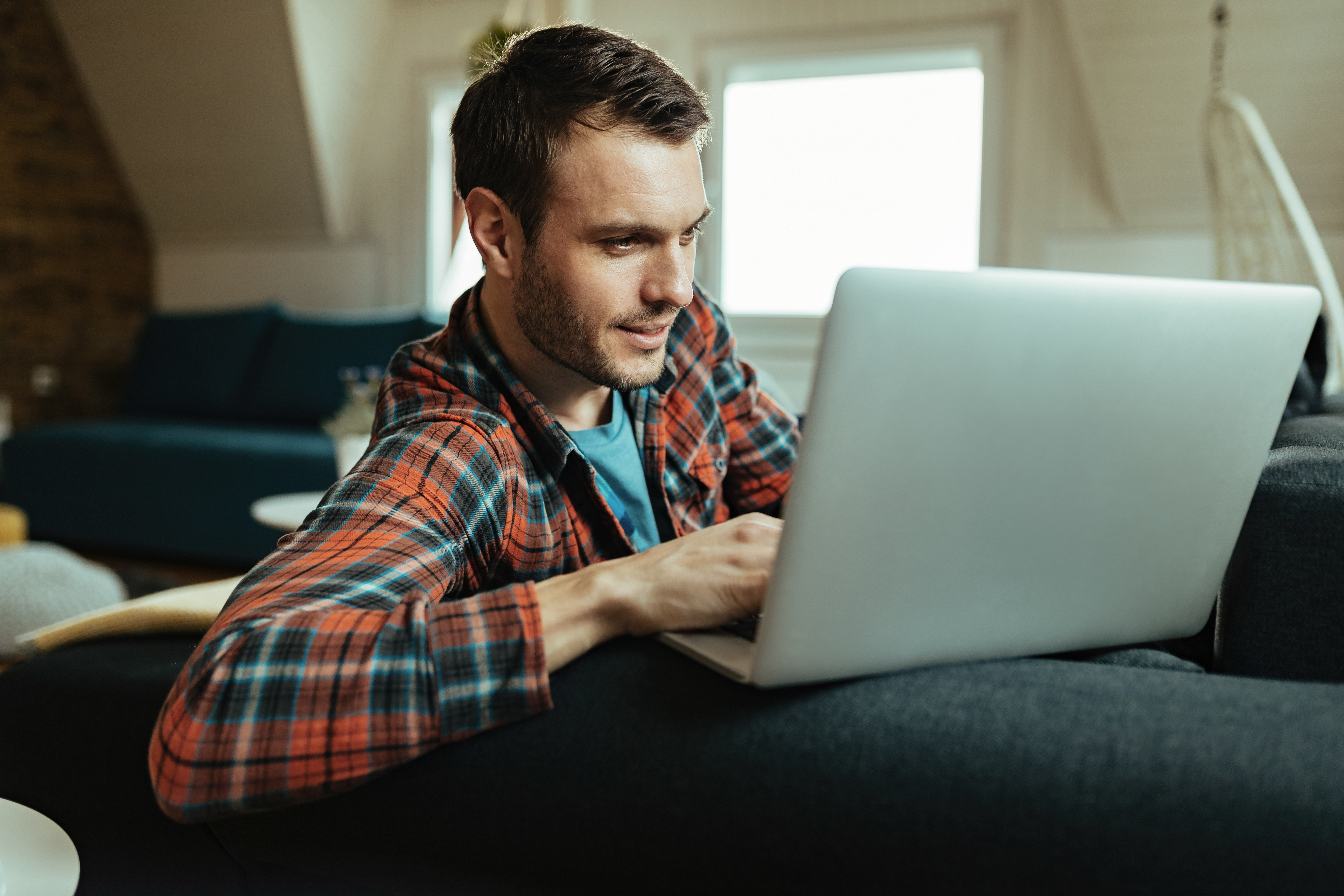 Osoba koja koristi online psihoterapiju iz udobnosti svog doma